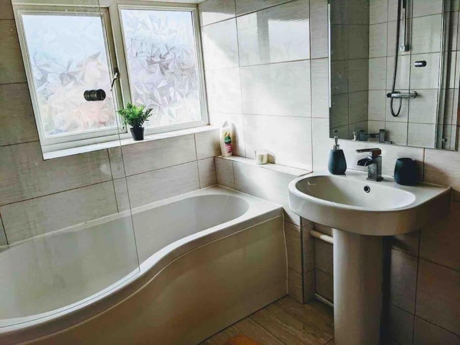 Hidden Gem !Stunning 3 Bedroom Home In Sheffield Handsworth Екстер'єр фото